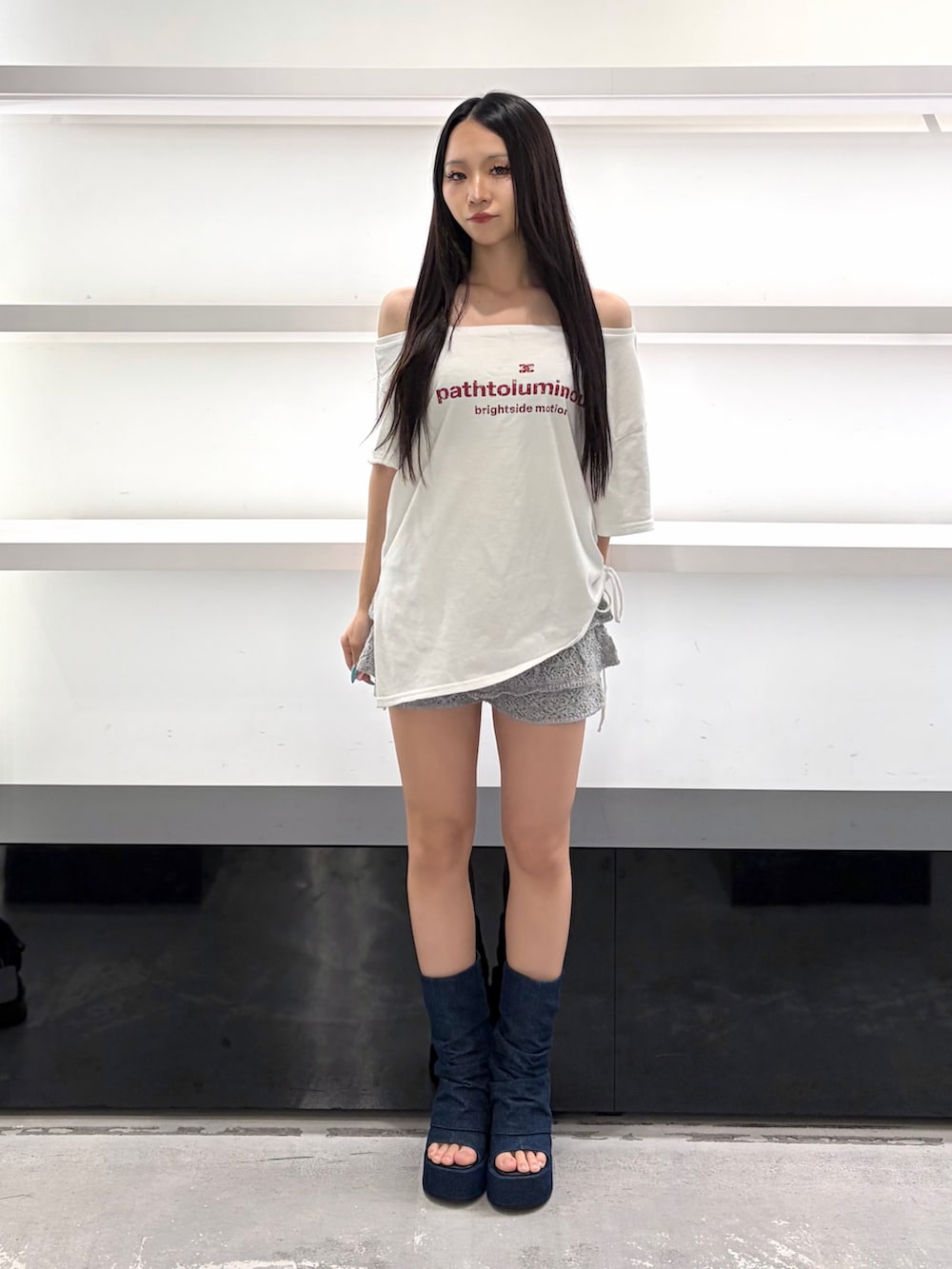 ホワイト系のTシャツ/カットソー、グレー系のスカート、ブルー系のサンダルを着用したレディースの夏コーディネートの2枚目の写真