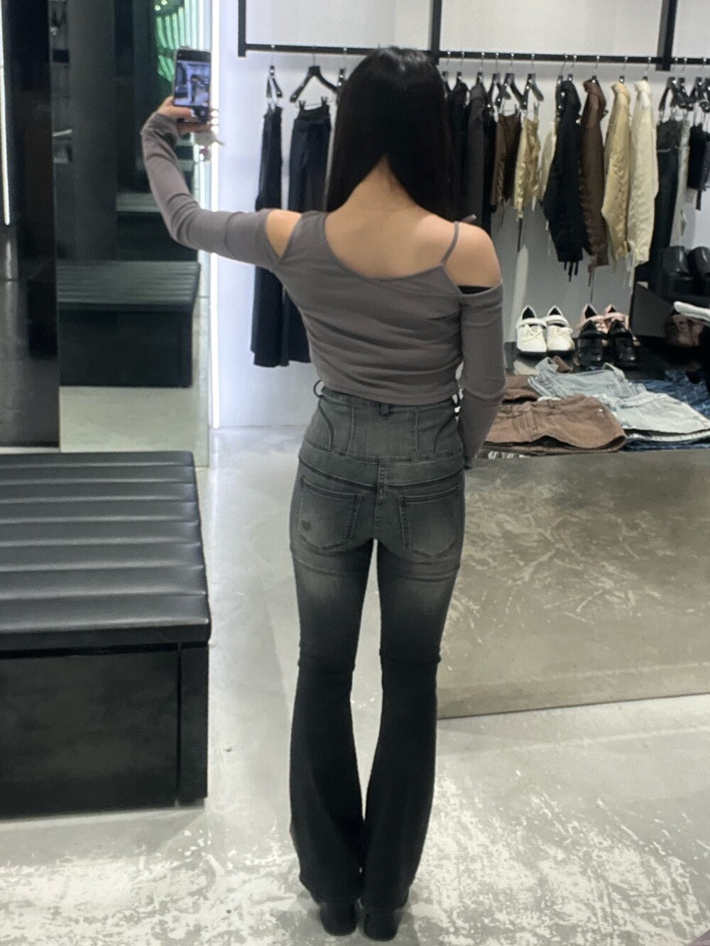 グレー系のTシャツ/カットソー、ブラック系のデニムパンツ、ブラック系のサンダルを着用したレディースの春コーディネートの4枚目の写真