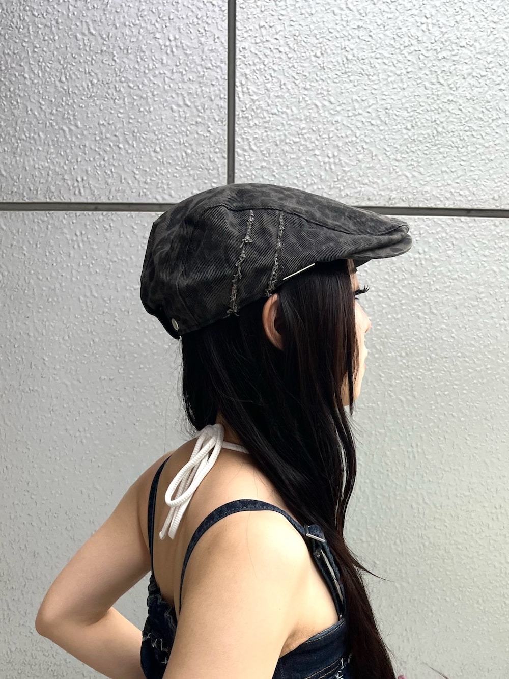 ホワイト系のTシャツ/カットソー、ブルー系のサロペット/オーバーオール、ブラック系のサンダルを着用したレディースの夏コーディネートの10枚目の写真