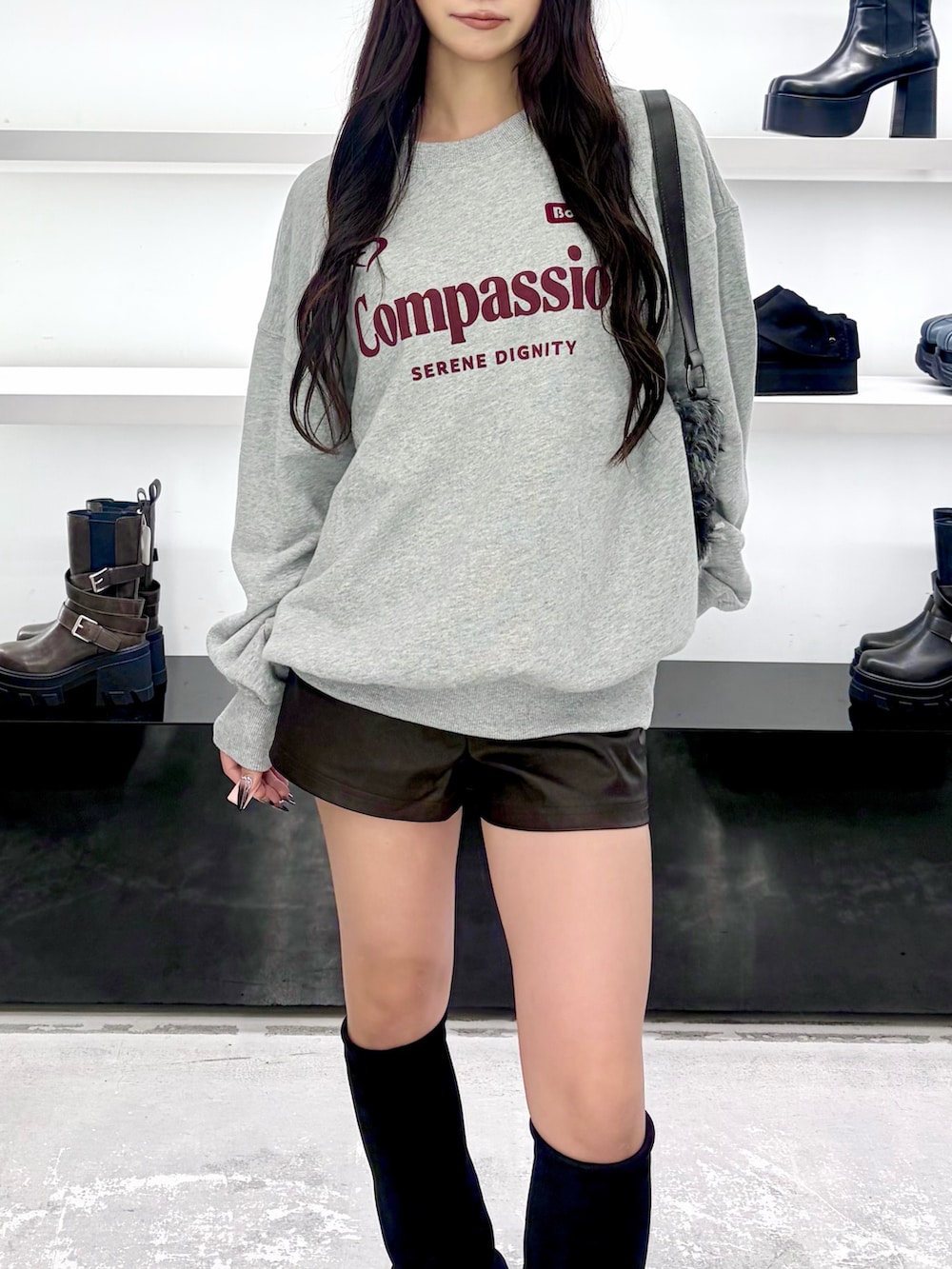グレー系のスウェット、ブラウン系のその他パンツ、ブラック系のショルダーバッグを着用したレディースの秋コーディネートの6枚目の写真