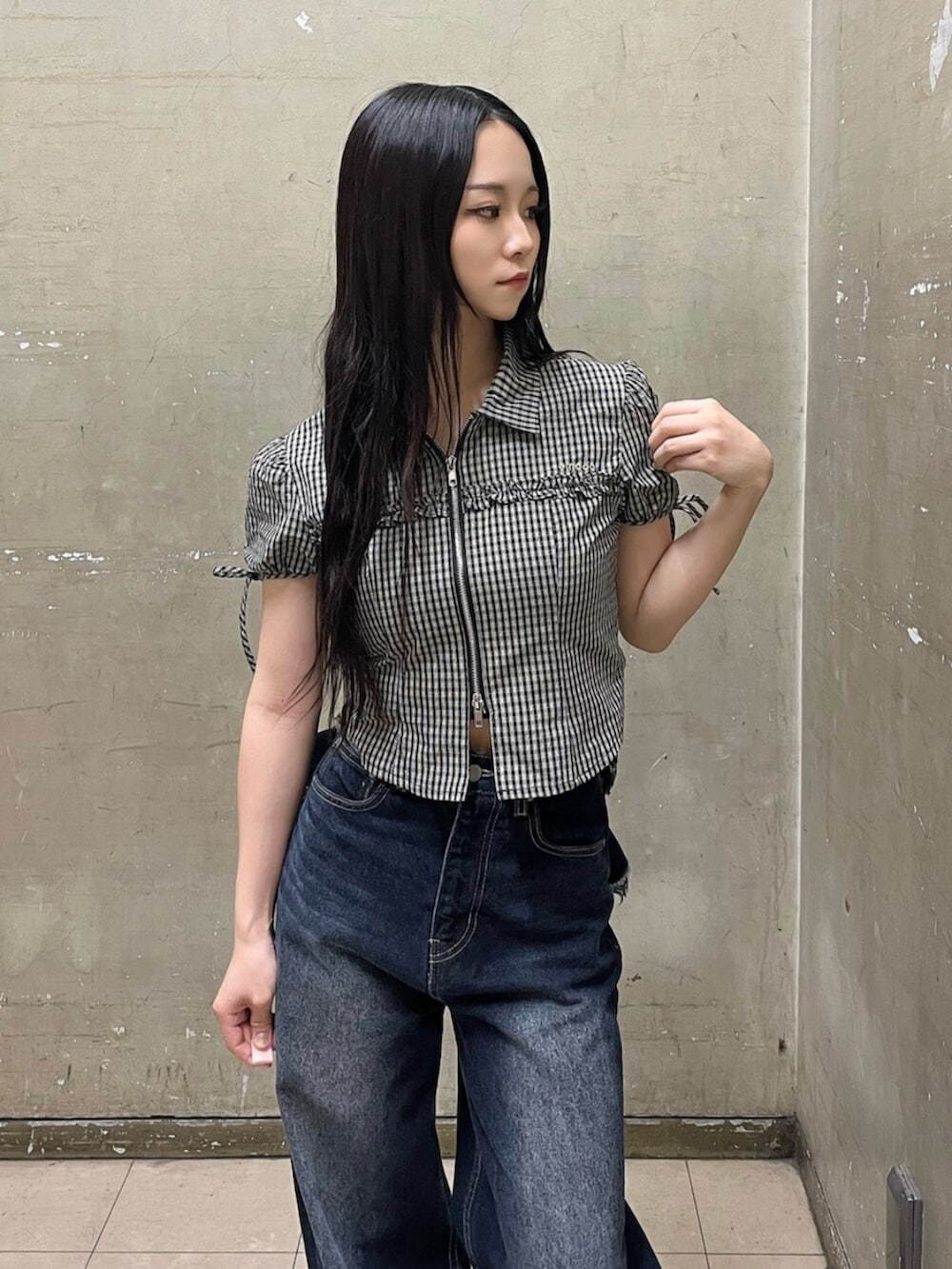 ブラック系のサンダル、ブラック系のシャツ/ブラウス、ブルー系のデニムパンツを着用したレディースの夏コーディネートの5枚目の写真