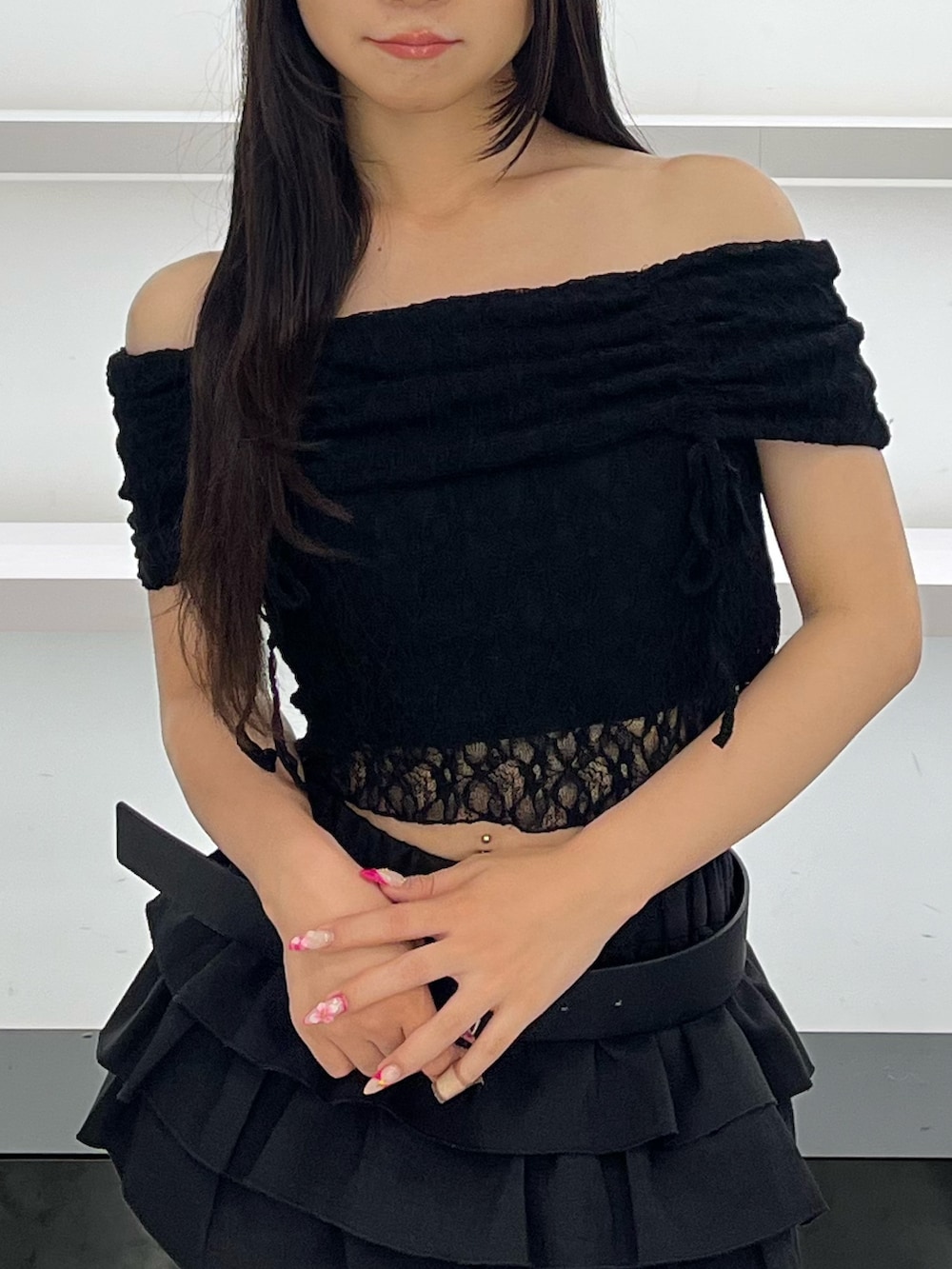 ブラック系のサンダル、ブラック系のスカート、ブラック系のTシャツ/カットソーを着用したレディースの夏コーディネートの5枚目の写真
