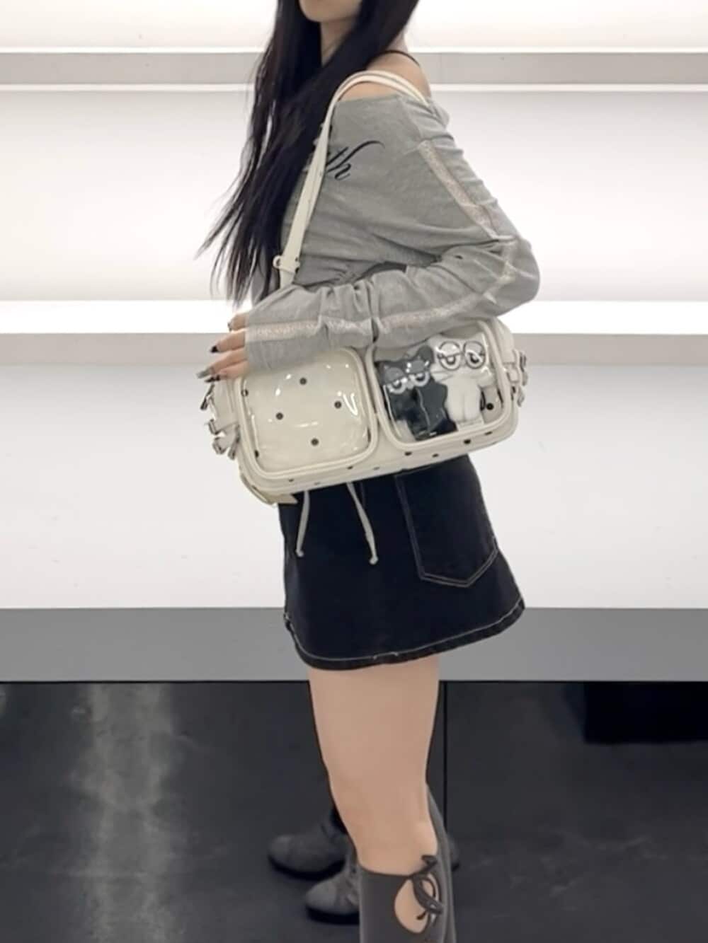 ブルー系のスカート、グレー系のTシャツ/カットソー、ホワイト系のショルダーバッグを着用したレディースの春コーディネートの8枚目の写真