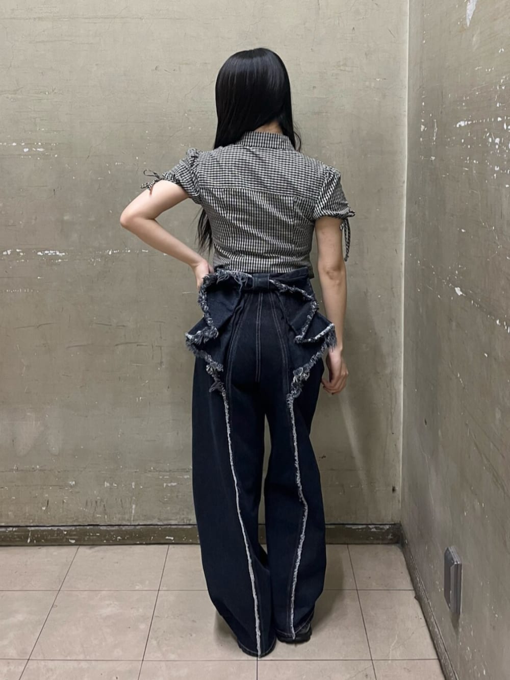 ブラック系のサンダル、ブラック系のシャツ/ブラウス、ブルー系のデニムパンツを着用したレディースの夏コーディネートの3枚目の写真