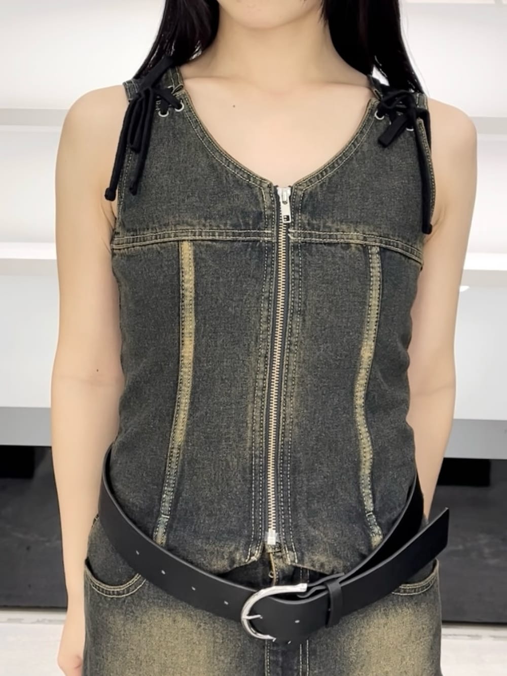 ブルー系のワンピース、ホワイト系のショルダーバッグ、ブラック系のサンダルを着用したレディースの春コーディネートの8枚目の写真