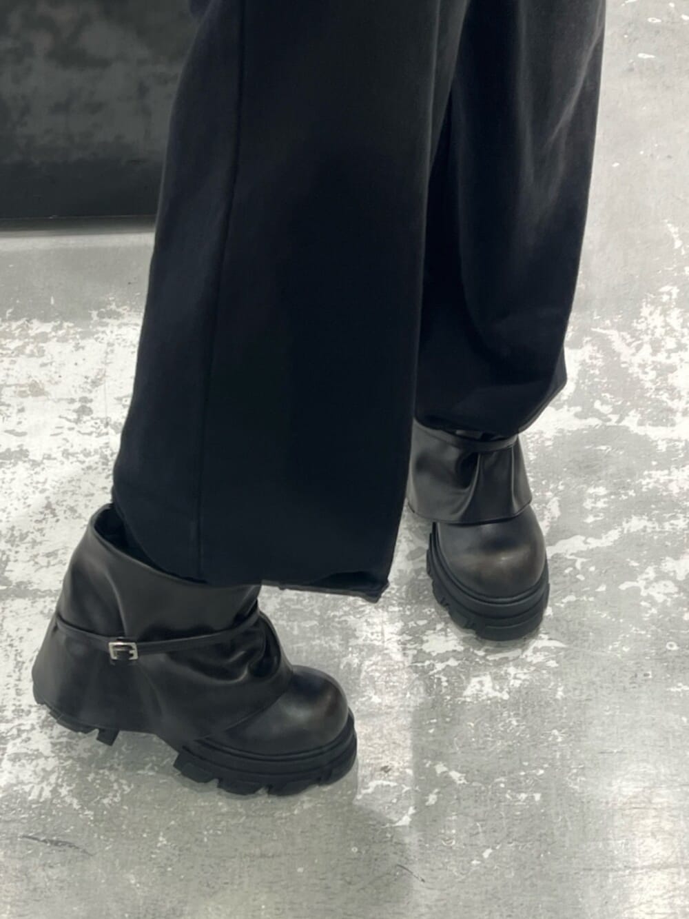 ブラック系のスウェットパンツ、ブラック系のブーツ、ブラック系のTシャツ/カットソーを着用したレディースの春コーディネートの8枚目の写真