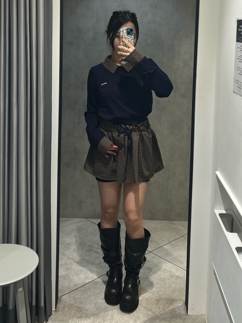 グレー系のその他アウター、ブルー系のシャツ/ブラウス、ブルー系のスカートを着用したレディースの冬コーディネートの9枚目の写真