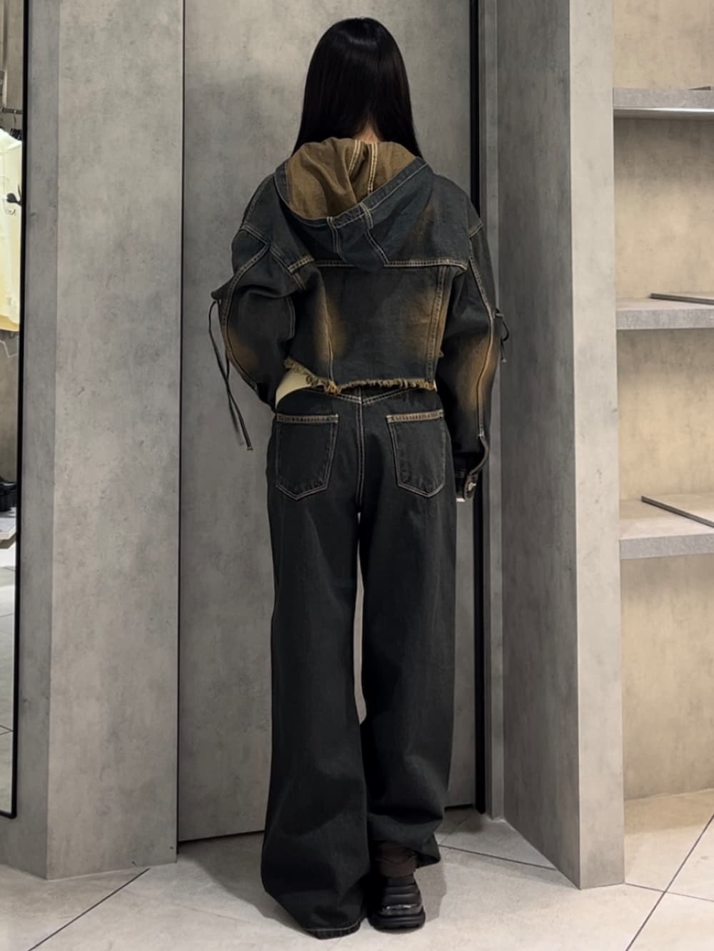 ブルー系のデニムジャケット、ホワイト系のニット/セーター、ブルー系のデニムパンツを着用したレディースの冬コーディネートの3枚目の写真