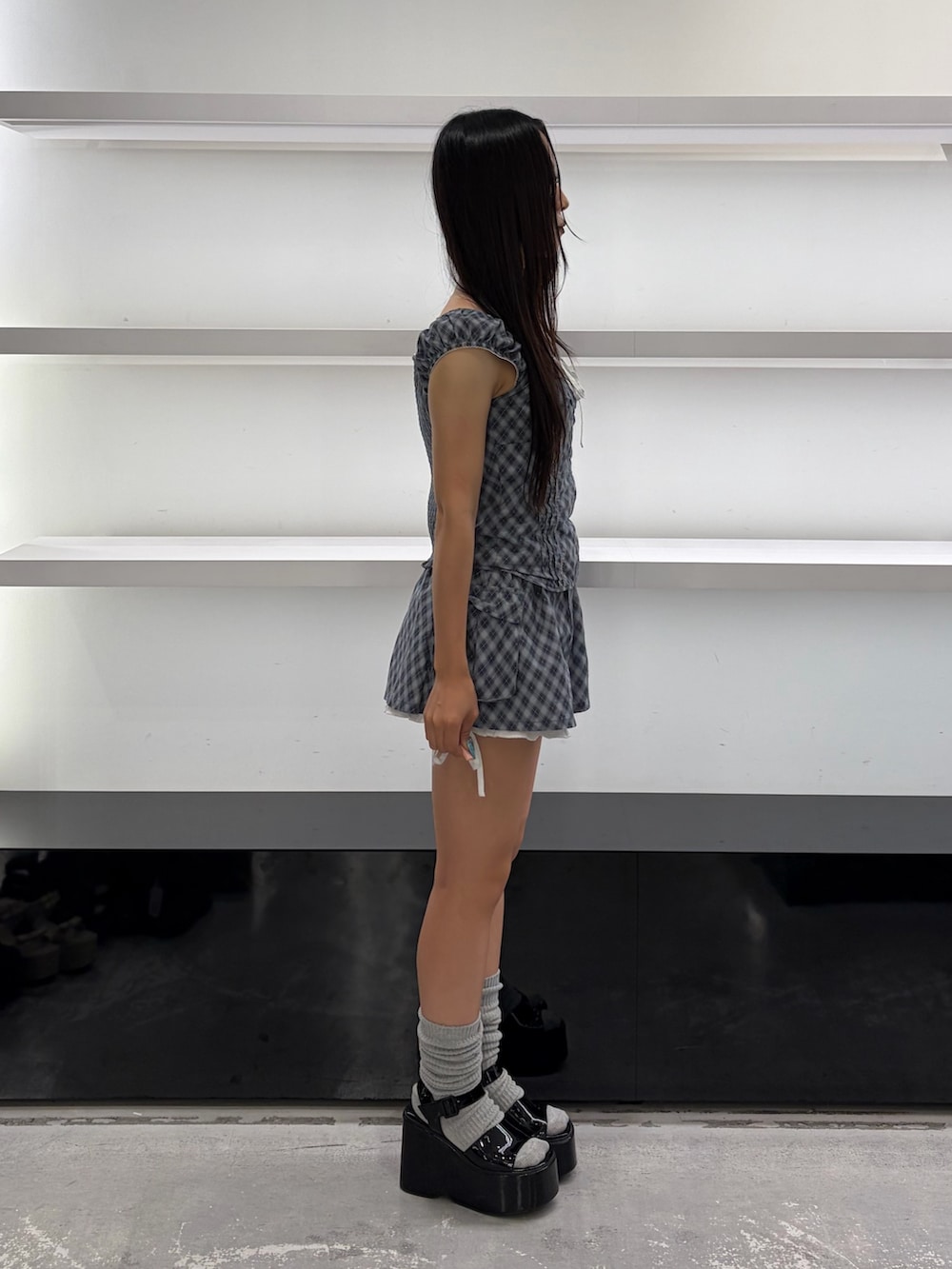 ブルー系のシャツ/ブラウス、ブルー系のスカート、ブラック系のサンダルを着用したレディースの夏コーディネートの3枚目の写真