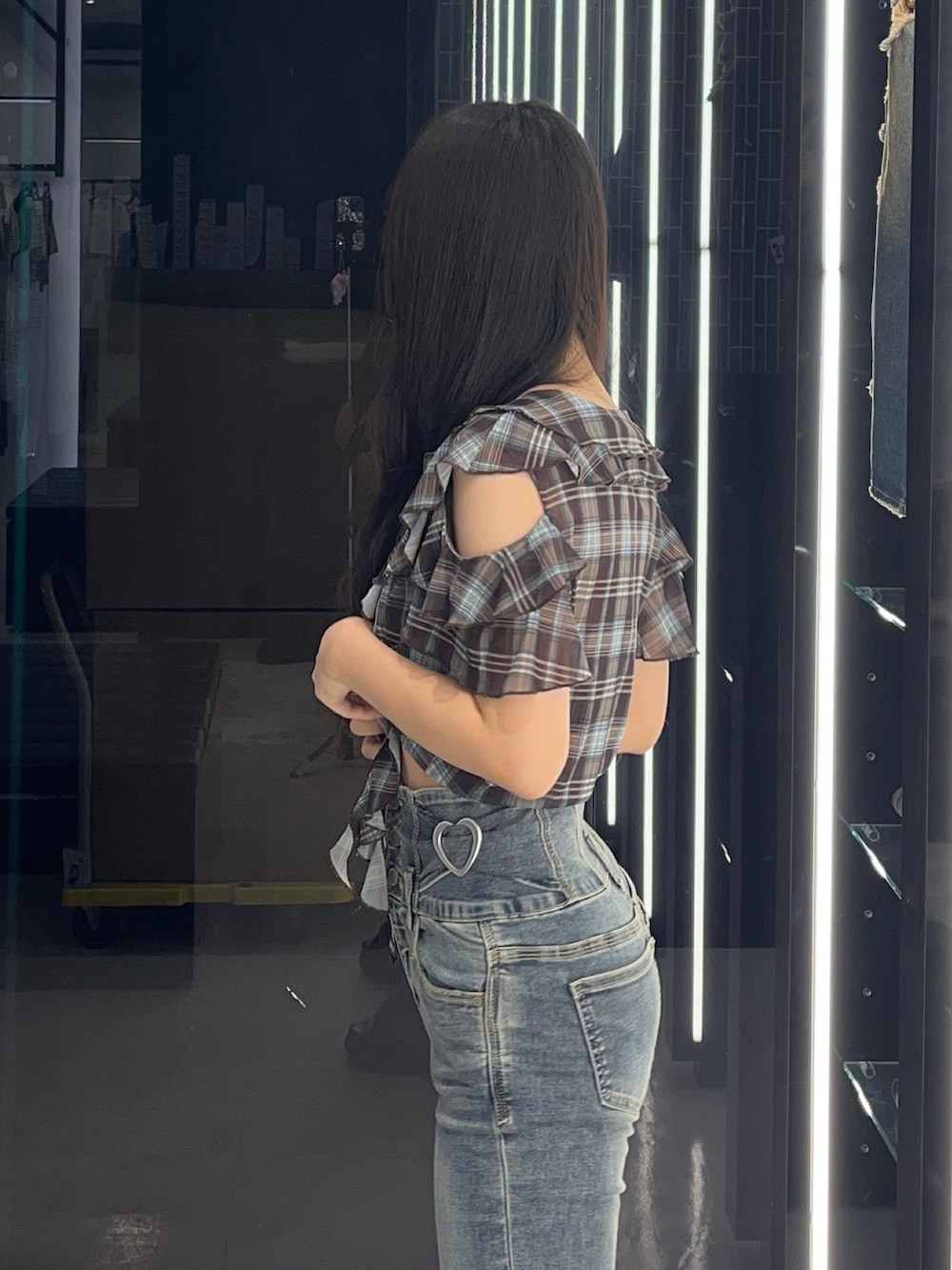 ブラック系のサンダル、ブラウン系のTシャツ/カットソー、ブルー系のデニムパンツを着用したレディースの夏コーディネートの5枚目の写真