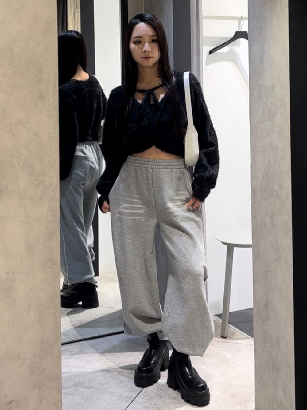 その他のブルゾン、ブラック系のニット/セーター、グレー系のスウェットパンツを着用したレディースの冬コーディネートの8枚目の写真
