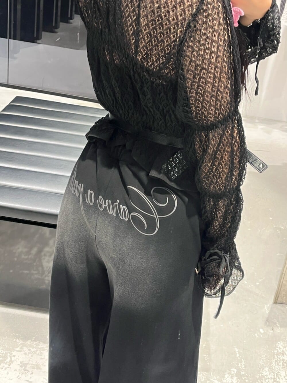 ブラック系のブーツ、ブラック系のニット/セーター、ブラック系のスウェットパンツを着用したレディースの春コーディネートの9枚目の写真