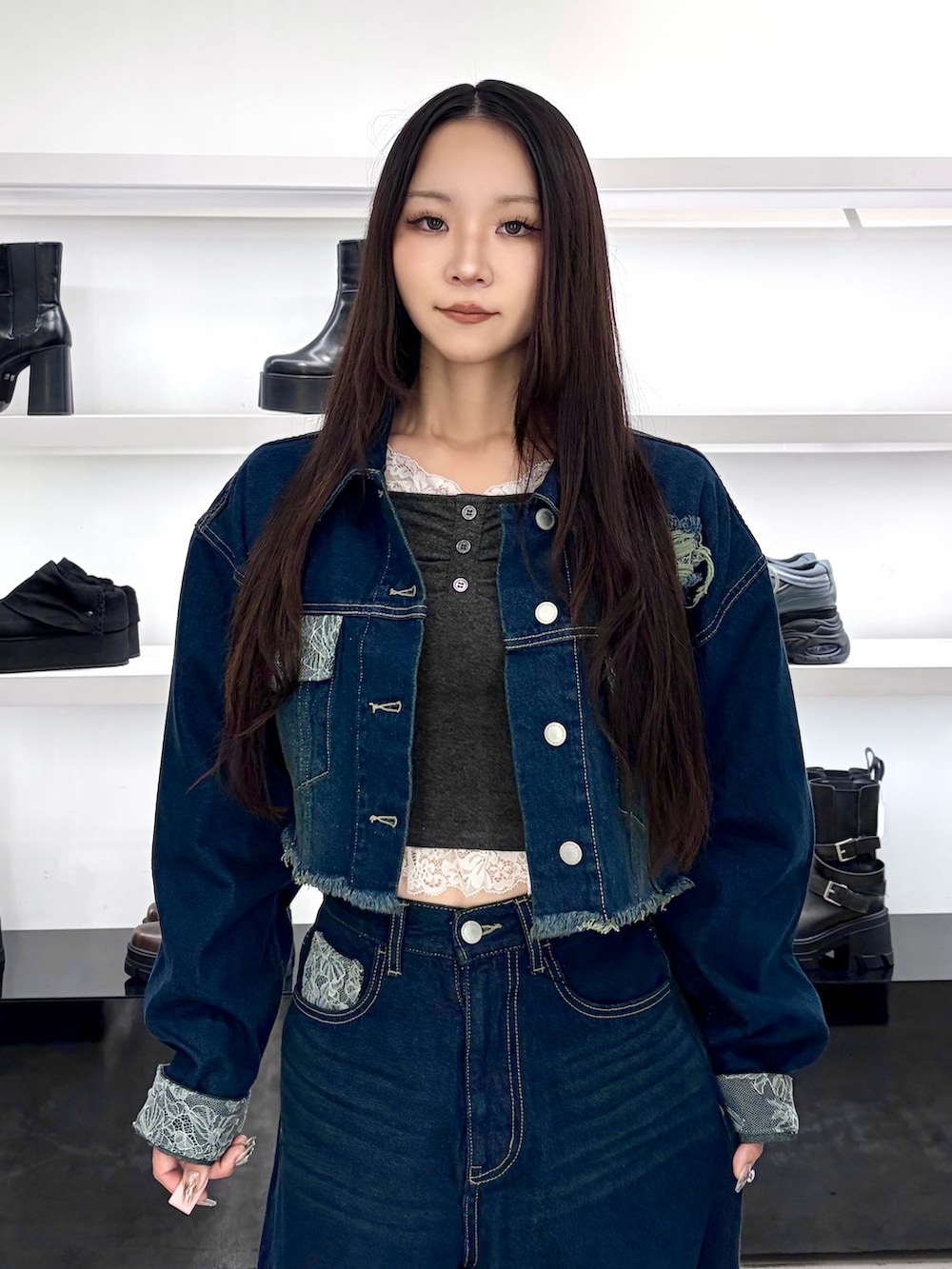 ブルー系のブルゾン、ブラック系のTシャツ/カットソー、ブルー系のデニムパンツを着用したレディースの秋コーディネートの5枚目の写真