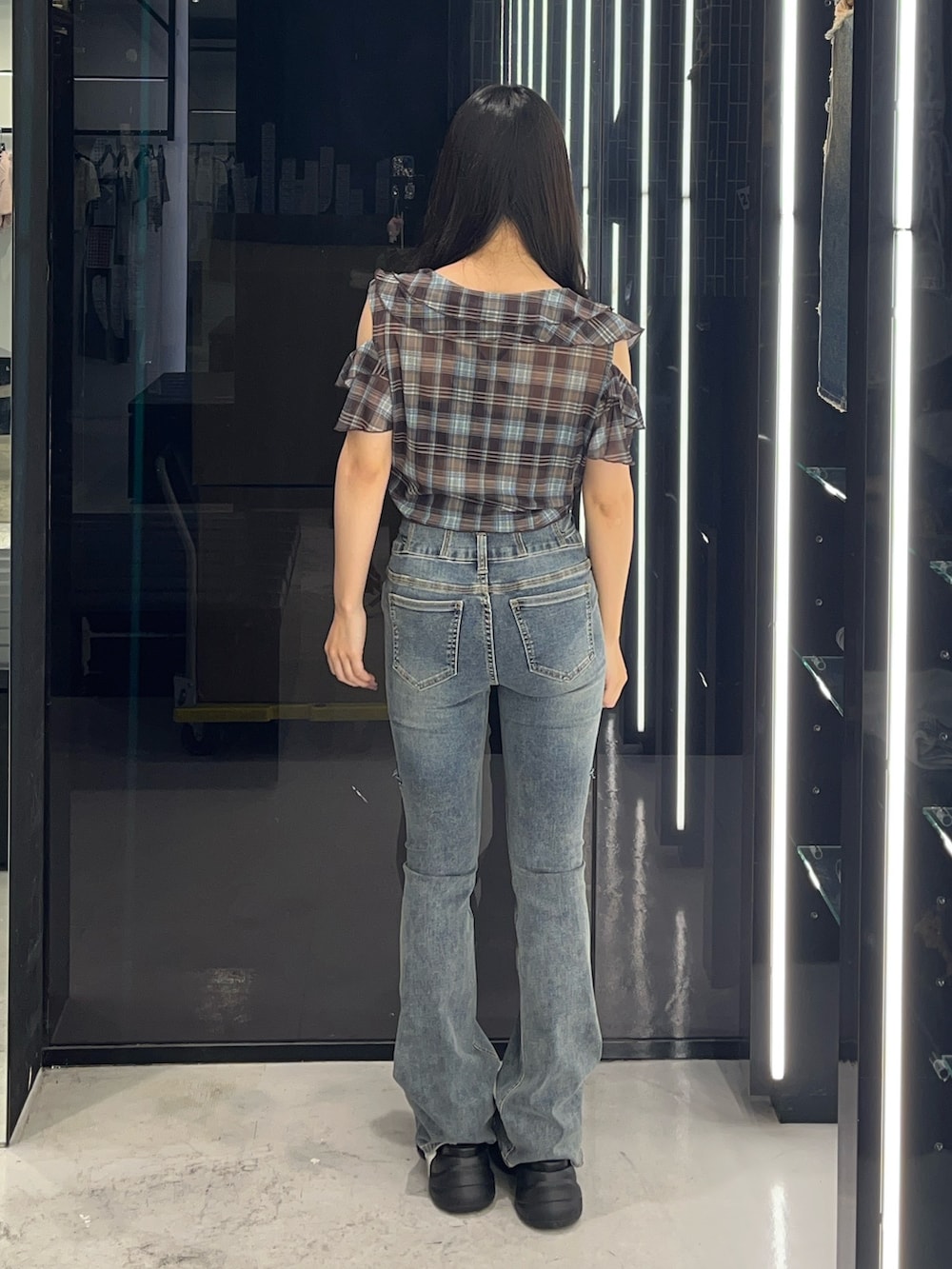 ブラック系のサンダル、ブラウン系のTシャツ/カットソー、ブルー系のデニムパンツを着用したレディースの夏コーディネートの3枚目の写真