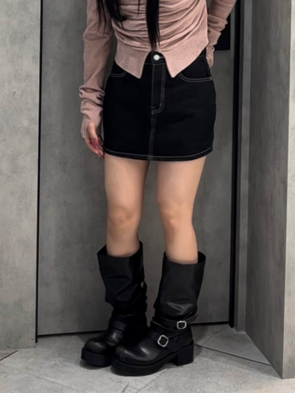 ブルー系のスカート、ブラック系のブーツ、ピンク系のニット/セーターを着用したレディースの冬コーディネートの8枚目の写真