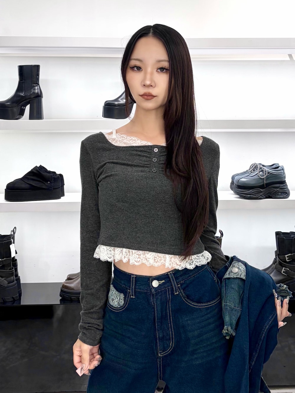 ブルー系のブルゾン、ブラック系のTシャツ/カットソー、ブルー系のデニムパンツを着用したレディースの秋コーディネートの7枚目の写真