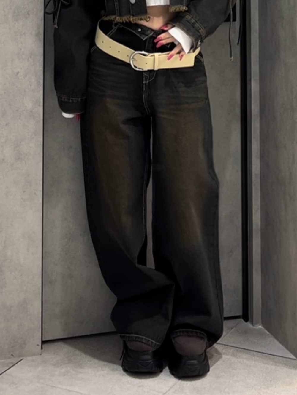 ブルー系のデニムジャケット、ホワイト系のニット/セーター、ブルー系のデニムパンツを着用したレディースの冬コーディネートの8枚目の写真