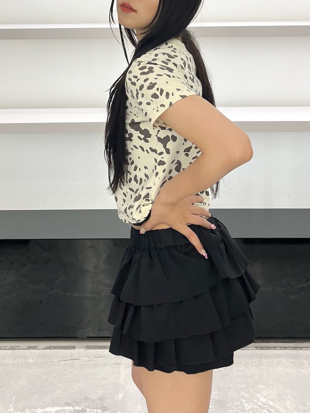 ブラック系のスカート、ブラック系のサンダルを着用したレディースの夏コーディネートの7枚目の写真