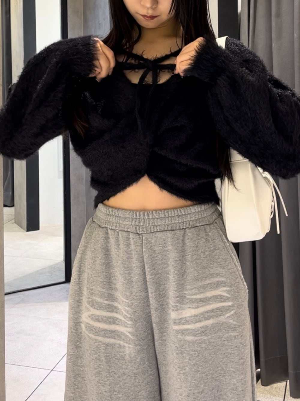 その他のブルゾン、ブラック系のニット/セーター、グレー系のスウェットパンツを着用したレディースの冬コーディネートの7枚目の写真