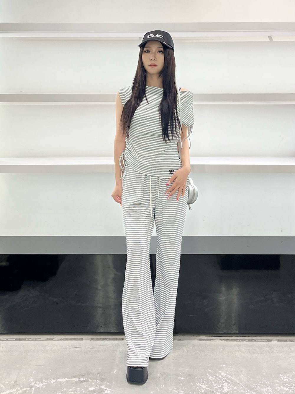 ホワイト系のTシャツ/カットソー、ホワイト系のその他パンツ、シルバー系のショルダーバッグを着用したレディースの夏コーディネートの8枚目の写真