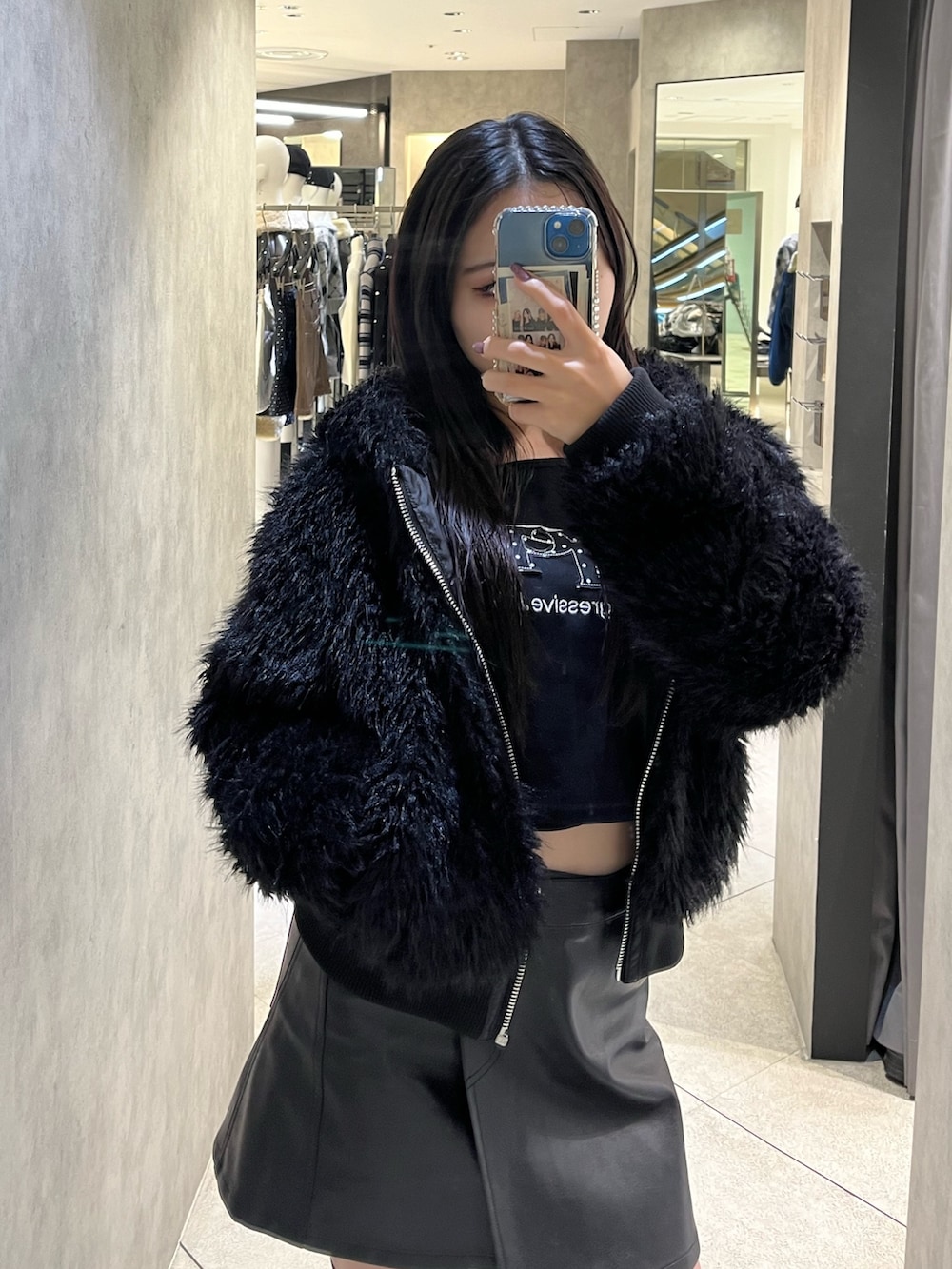 ブラック系のブーツ、グレー系のハンドバッグ、ブラック系のスカートを着用したレディースの秋コーディネートの6枚目の写真