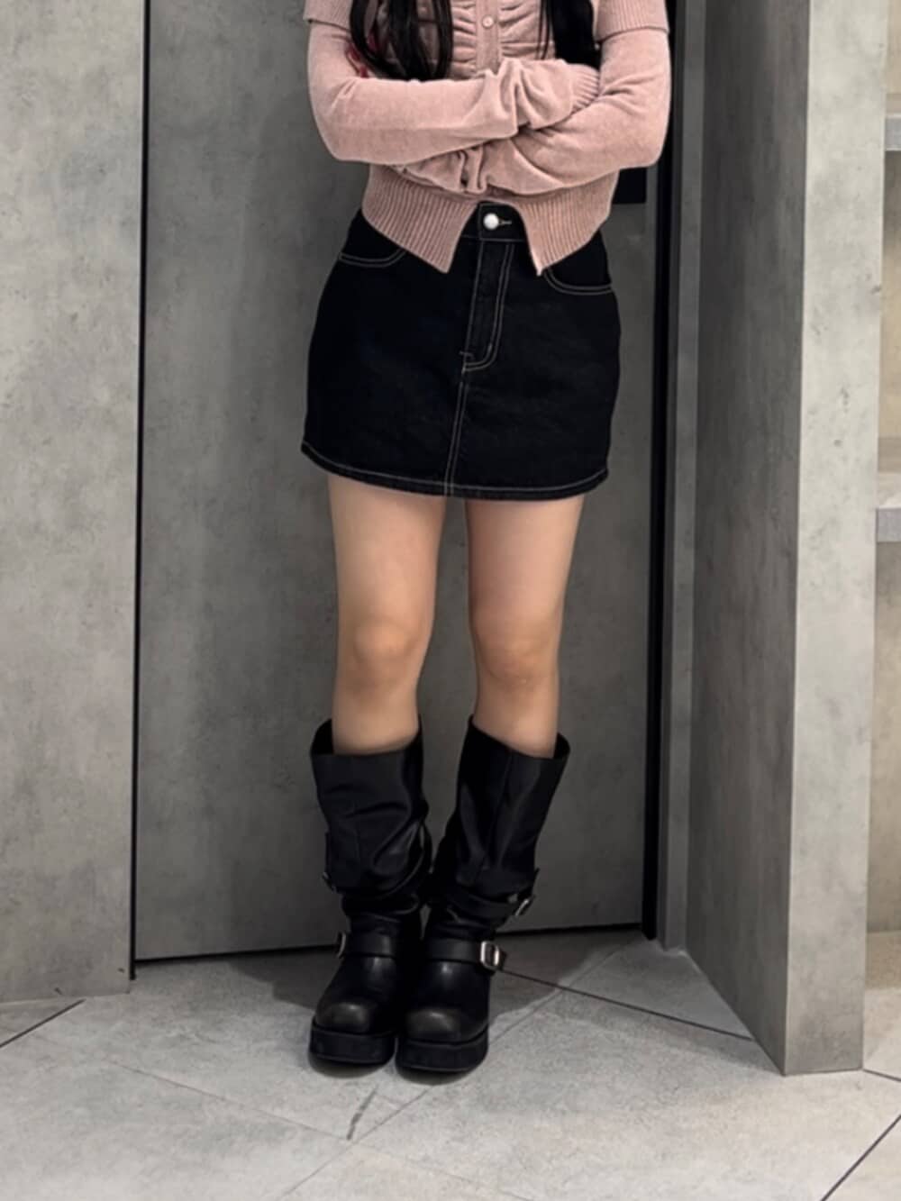 ブルー系のスカート、ブラック系のブーツ、ピンク系のニット/セーターを着用したレディースの冬コーディネートの9枚目の写真