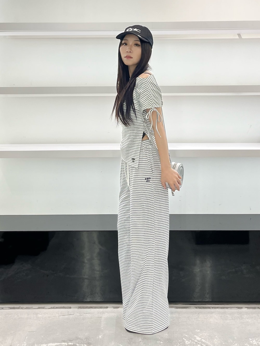 ホワイト系のTシャツ/カットソー、ホワイト系のその他パンツ、シルバー系のショルダーバッグを着用したレディースの夏コーディネートの2枚目の写真