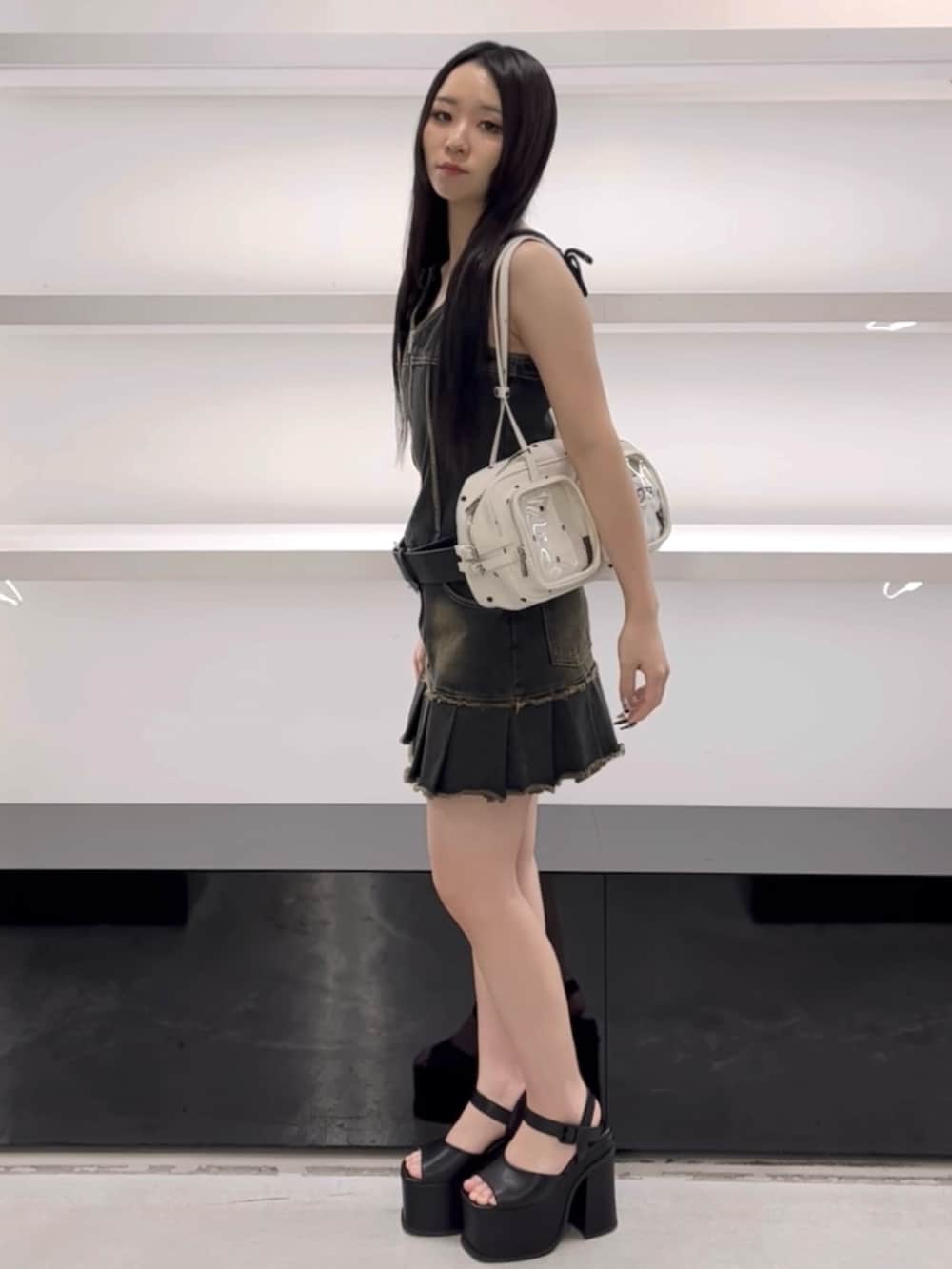 ブルー系のワンピース、ホワイト系のショルダーバッグ、ブラック系のサンダルを着用したレディースの春コーディネートの2枚目の写真