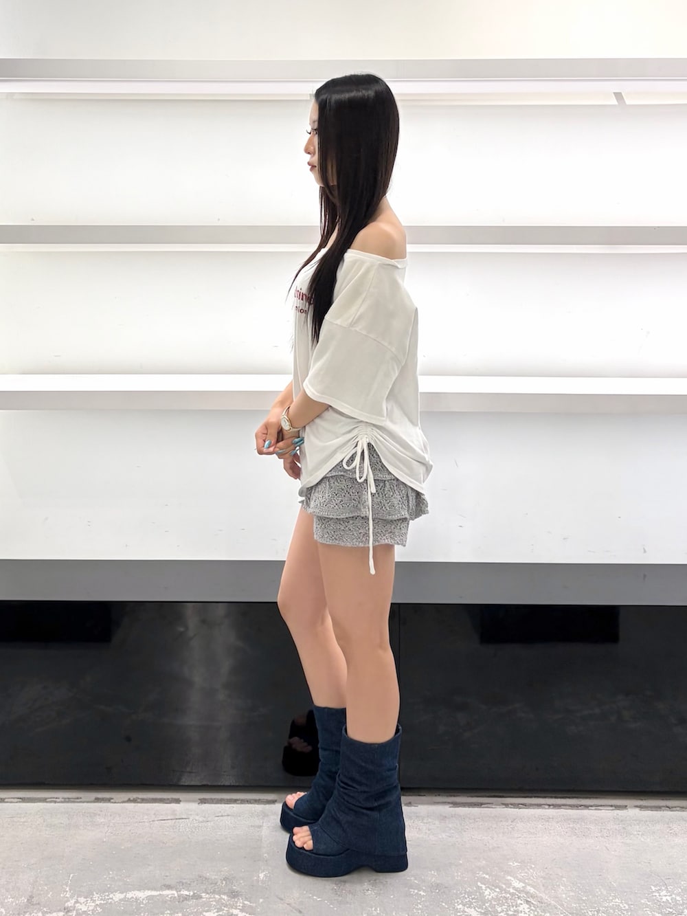 ホワイト系のTシャツ/カットソー、グレー系のスカート、ブルー系のサンダルを着用したレディースの夏コーディネートの3枚目の写真