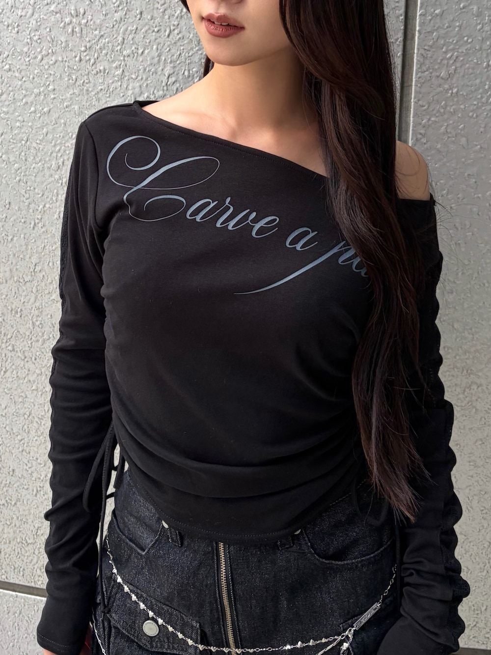 ブラック系のTシャツ/カットソー、ブラック系のスカート、ブラック系のブーツを着用したレディースの秋コーディネートの7枚目の写真