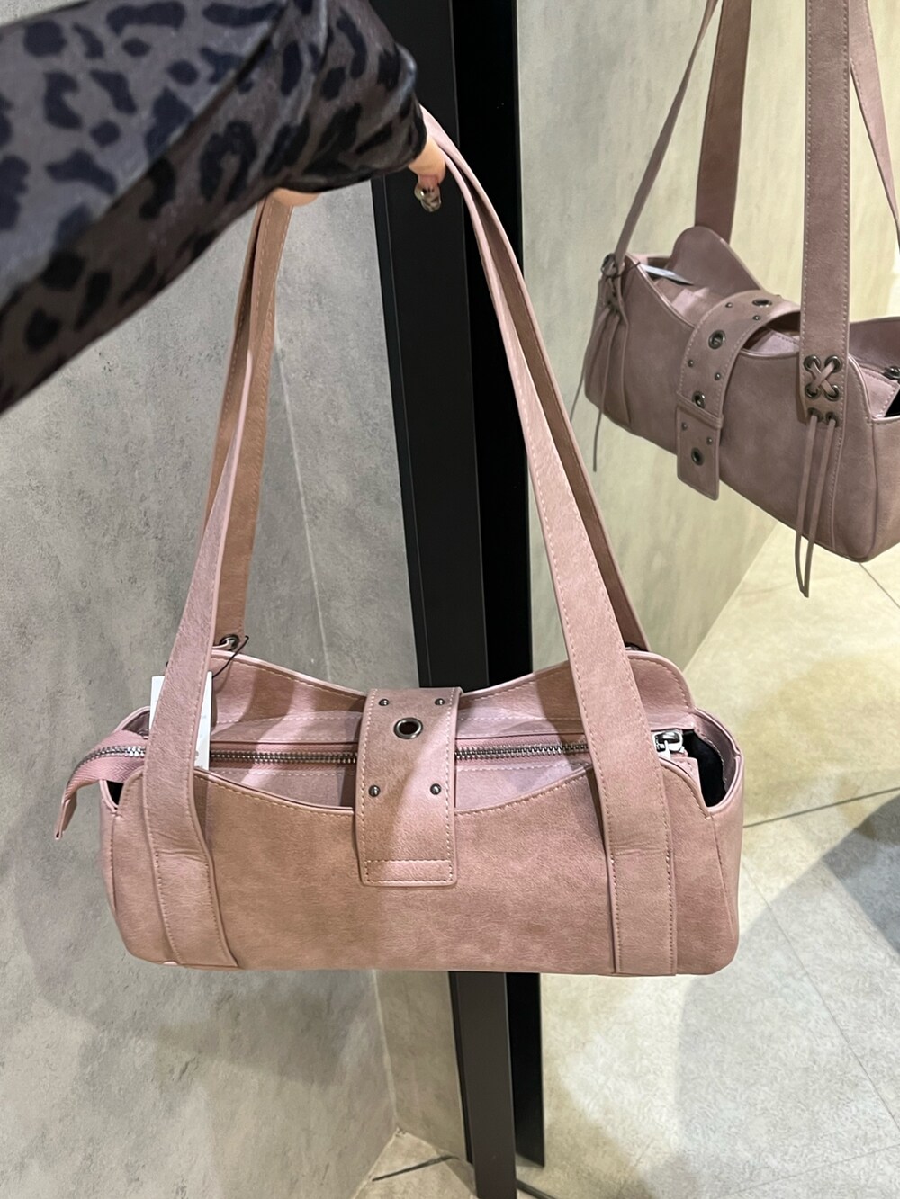 ブラック系のスカート、ブラック系のスウェットパンツ、ピンク系のハンドバッグを着用したレディースの秋コーディネートの10枚目の写真