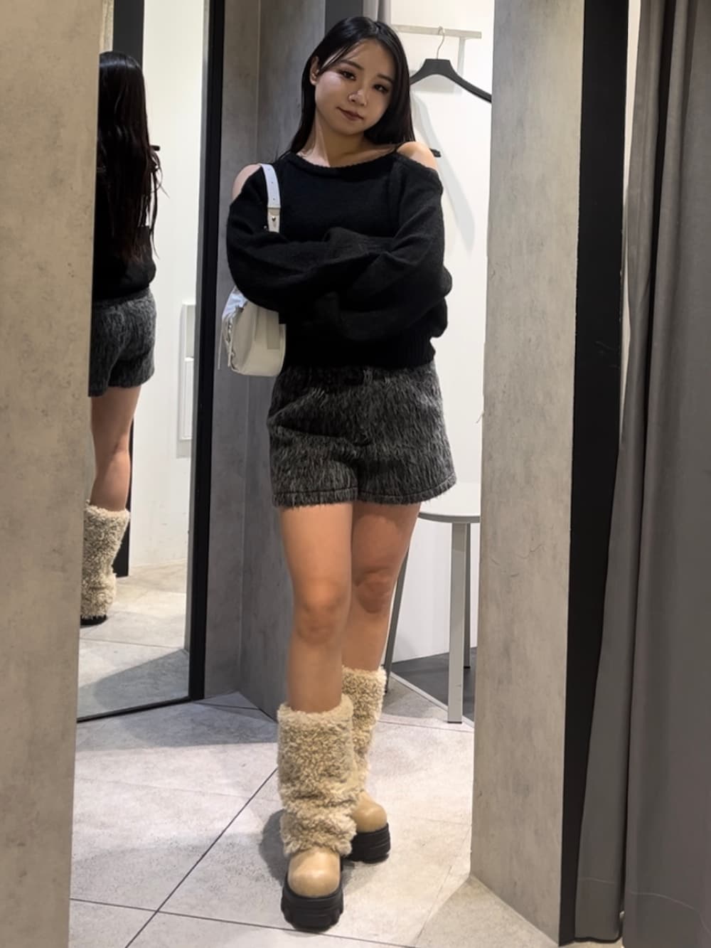 ホワイト系のブルゾン、ブラック系のニット/セーター、グレー系のその他パンツを着用したレディースの冬コーディネートの5枚目の写真