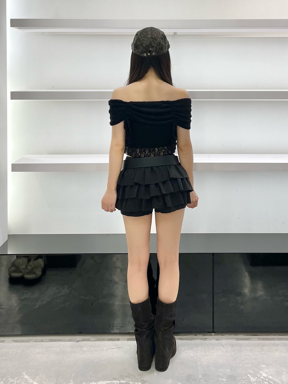 ブラック系のサンダル、ブラック系のスカート、ブラック系のTシャツ/カットソーを着用したレディースの夏コーディネートの4枚目の写真