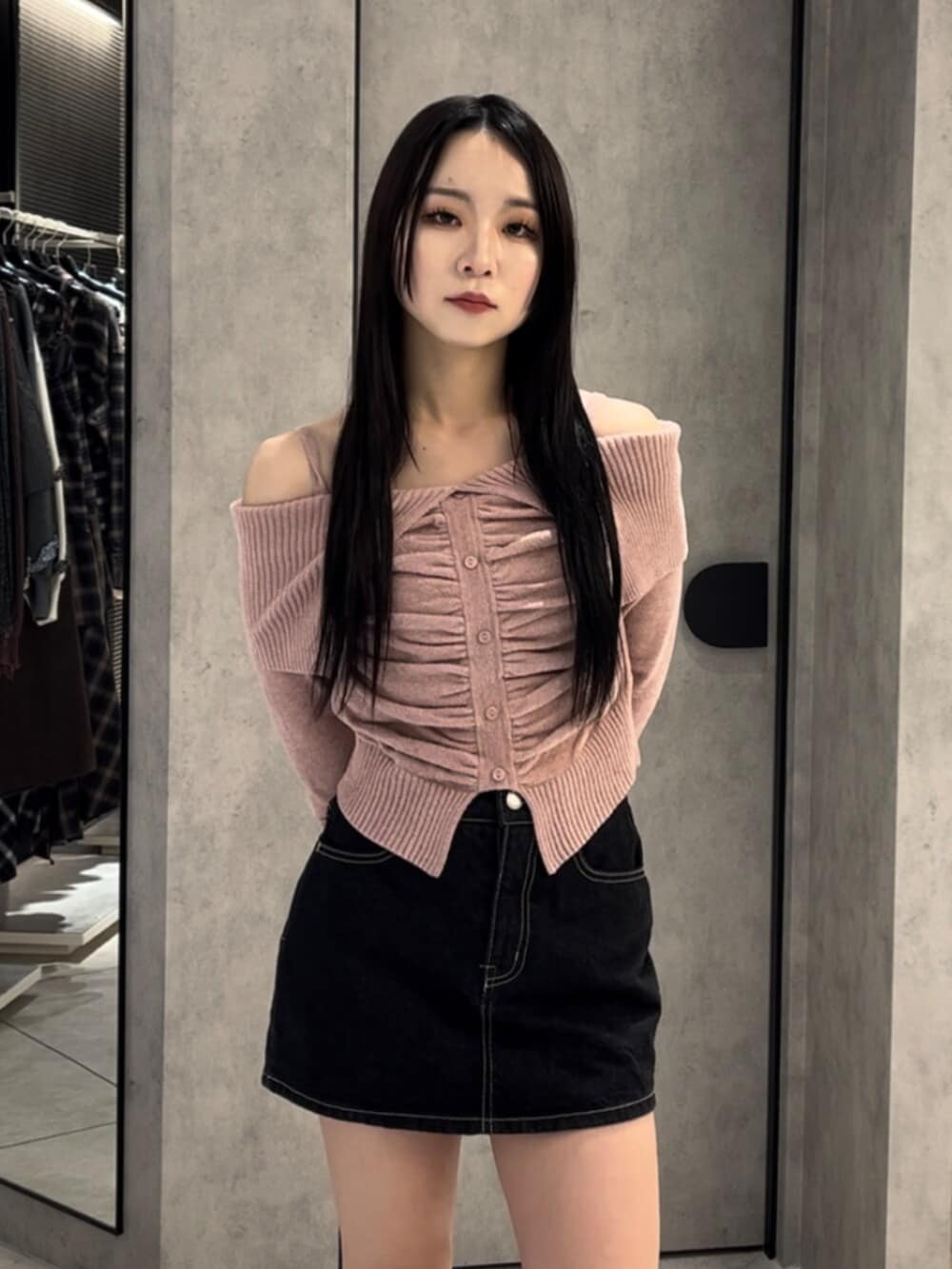 ブルー系のスカート、ブラック系のブーツ、ピンク系のニット/セーターを着用したレディースの冬コーディネートの4枚目の写真