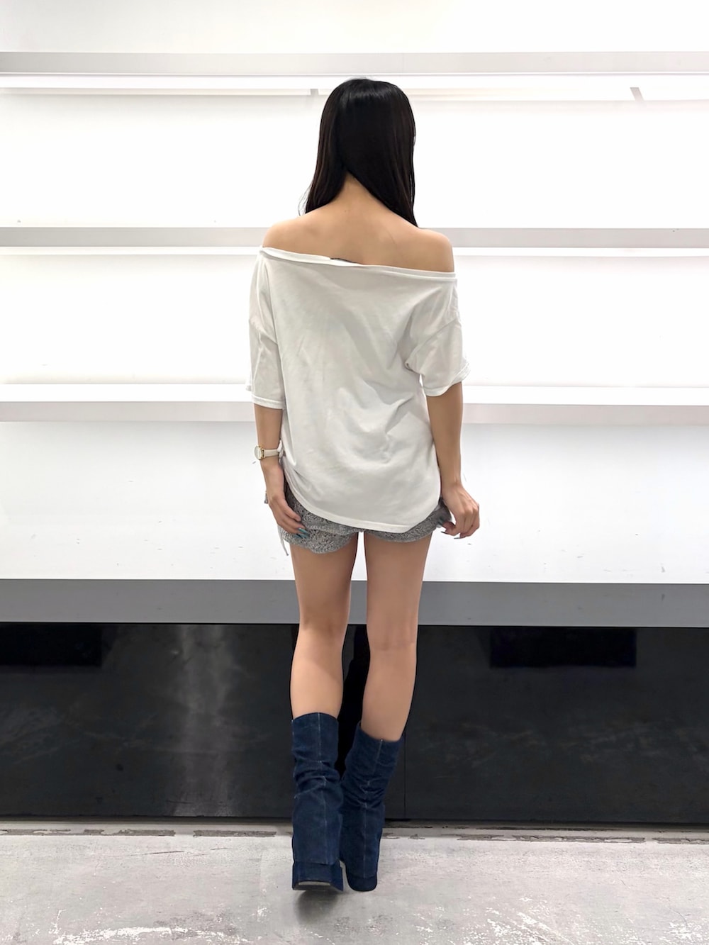 ホワイト系のTシャツ/カットソー、グレー系のスカート、ブルー系のサンダルを着用したレディースの夏コーディネートの4枚目の写真
