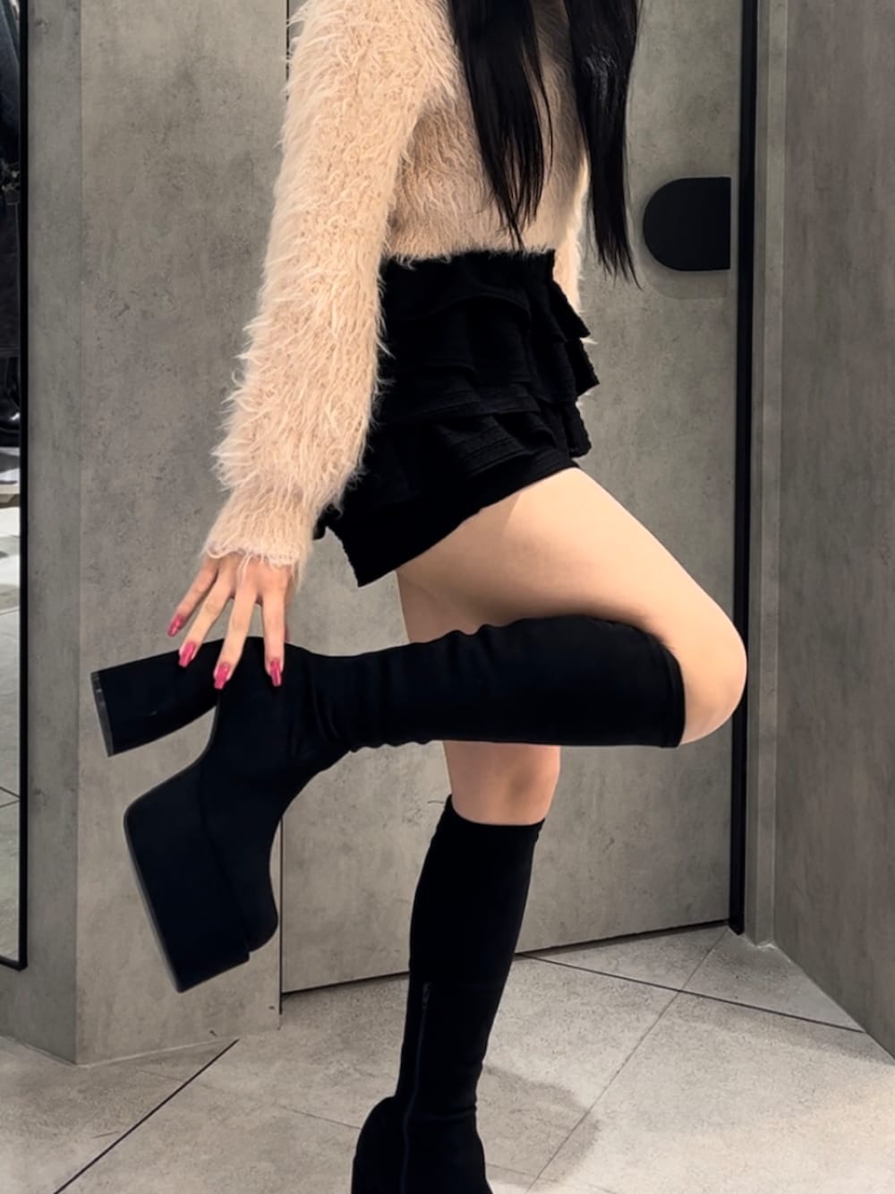 ピンク系のニット/セーター、ブラック系のハンドバッグ、ブラック系のその他パンツを着用したレディースの冬コーディネートの10枚目の写真