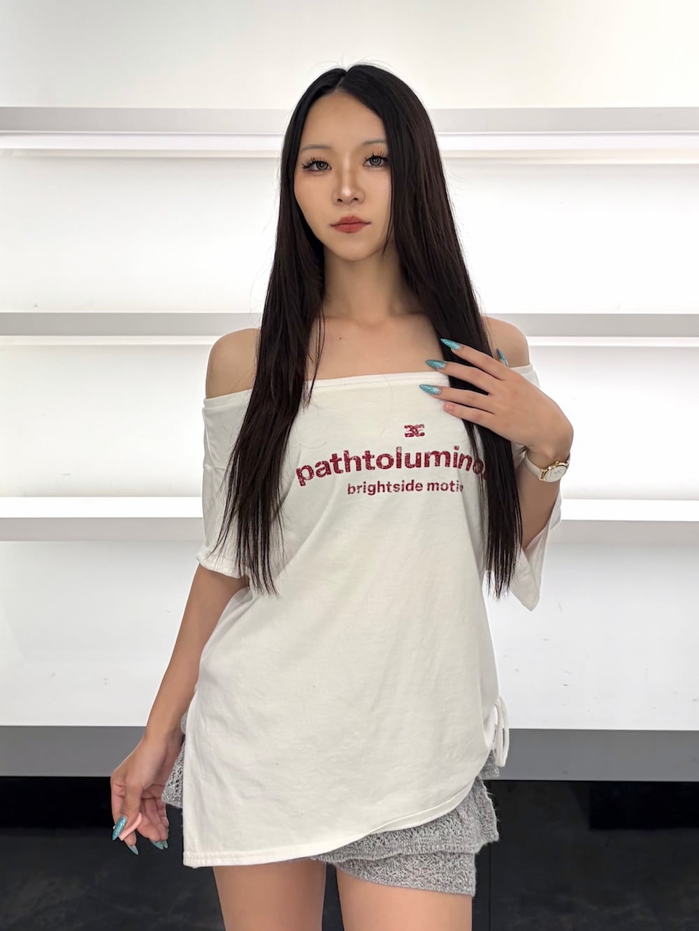 ホワイト系のTシャツ/カットソー、グレー系のスカート、ブルー系のサンダルを着用したレディースの夏コーディネートの6枚目の写真