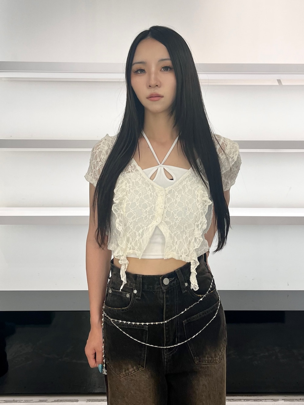 ホワイト系のTシャツ/カットソー、ブラック系のデニムパンツ、ブラック系のサンダルを着用したレディースの夏コーディネートの6枚目の写真