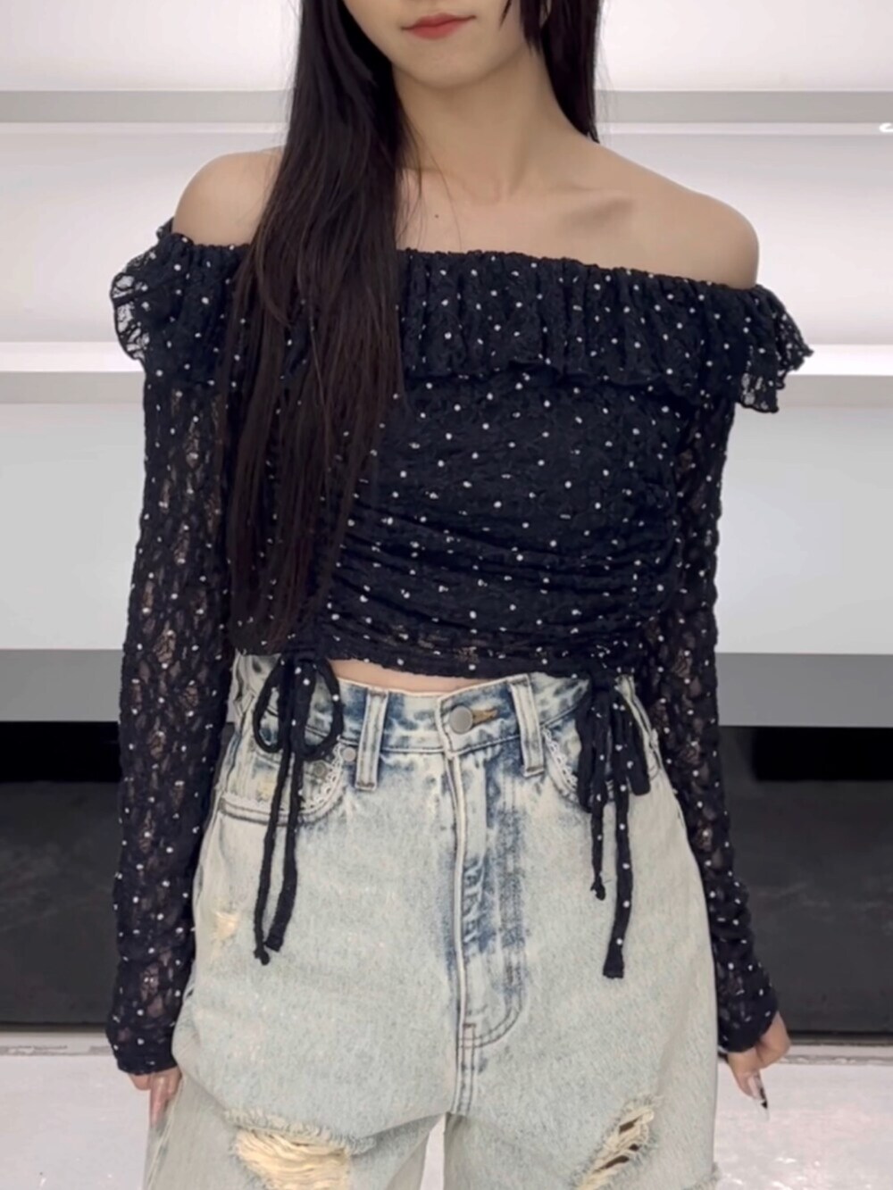 ブラック系のスニーカー、ブルー系のTシャツ/カットソー、ブルー系のデニムパンツを着用したレディースの春コーディネートの7枚目の写真