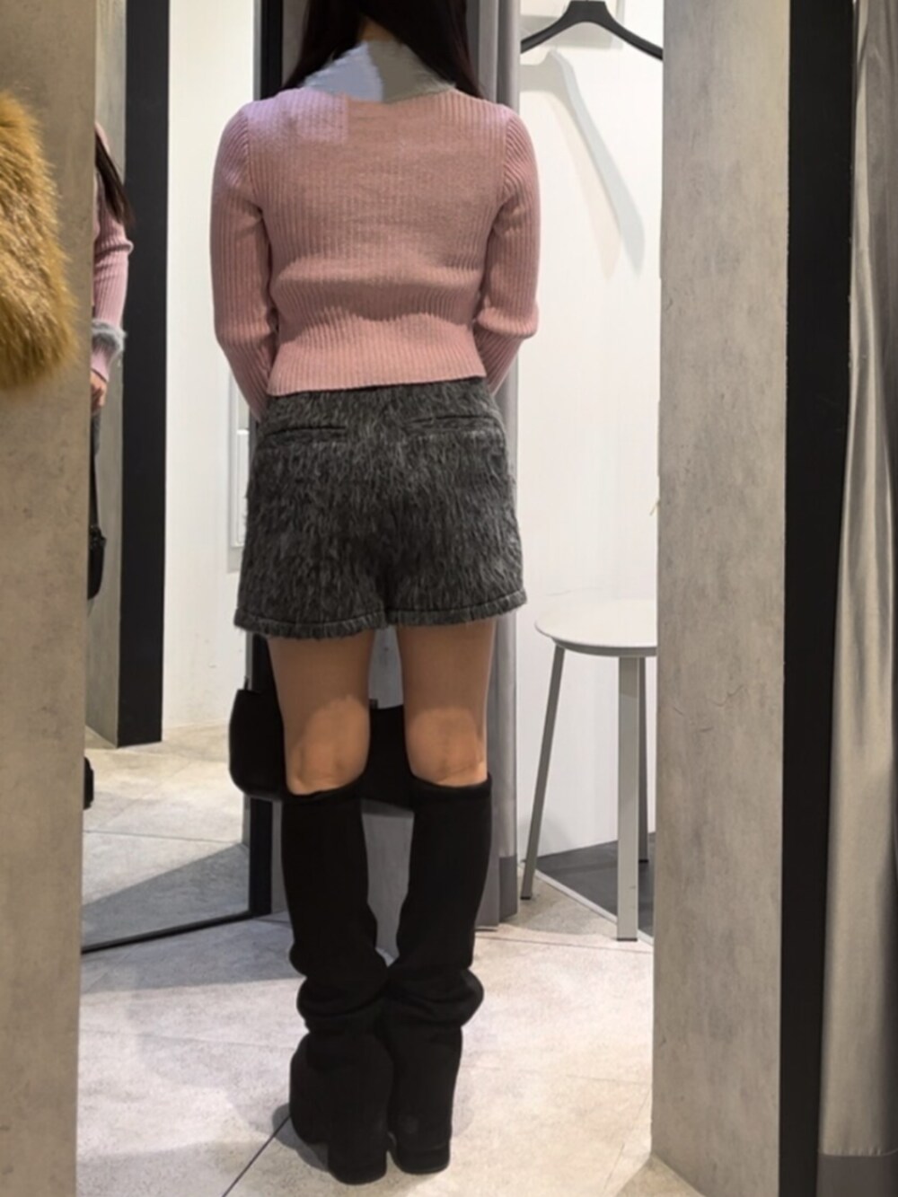 ブラック系のハンドバッグ、ブラック系のブーツ、グレー系のその他パンツを着用したレディースの冬コーディネートの3枚目の写真