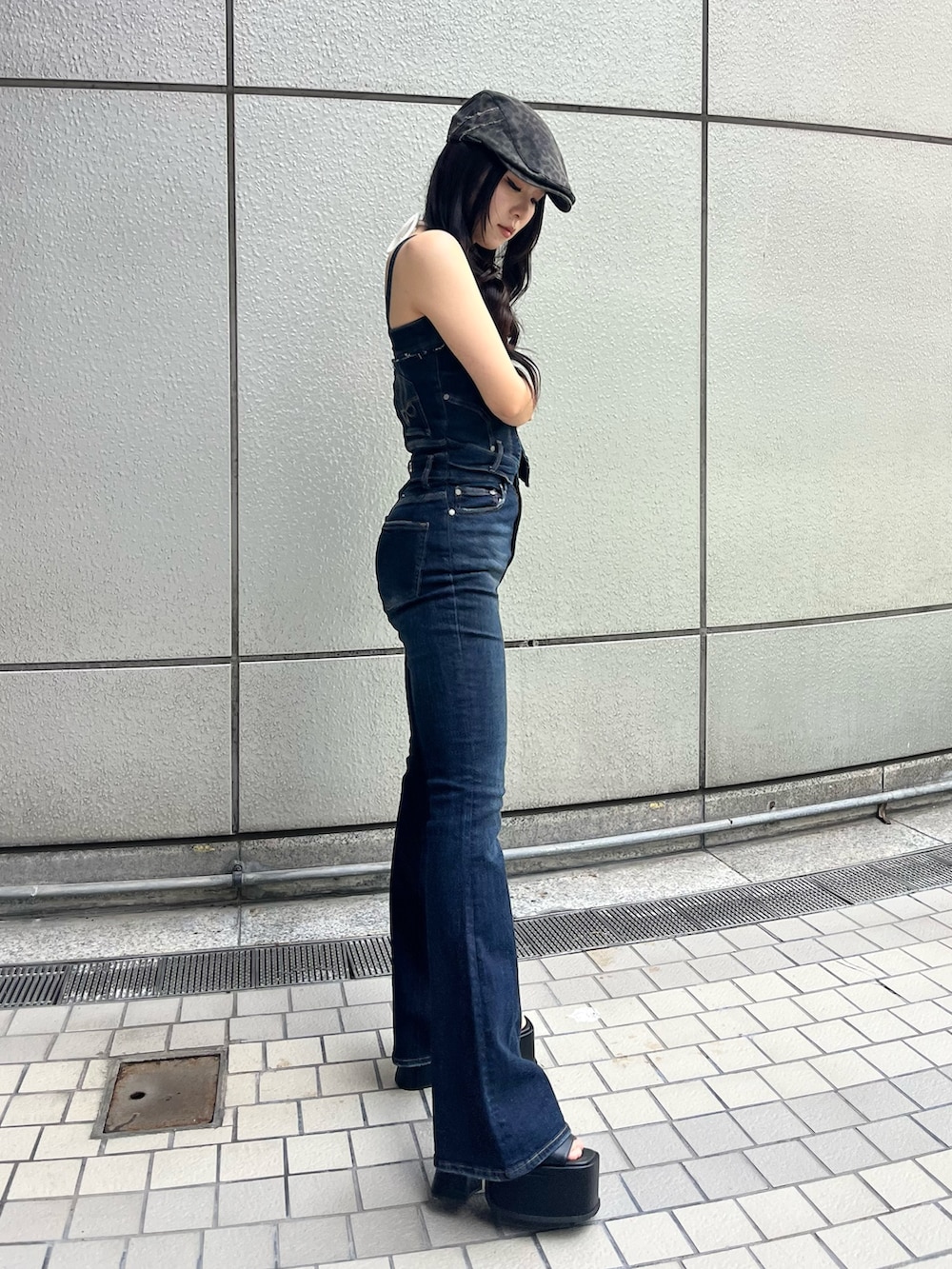 ホワイト系のTシャツ/カットソー、ブルー系のサロペット/オーバーオール、ブラック系のサンダルを着用したレディースの夏コーディネートの4枚目の写真