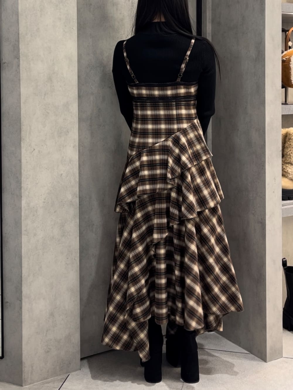 ブラック系のニット/セーター、ベージュ系のワンピース、レッド系のショルダーバッグを着用したレディースの冬コーディネートの3枚目の写真