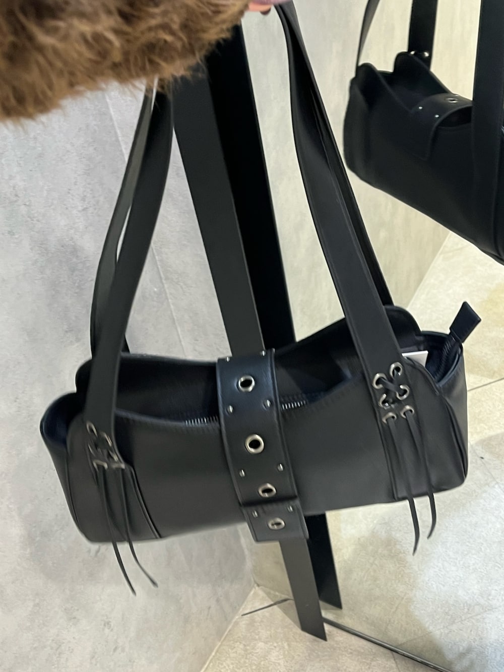 ブラック系のブーツ、ブラック系のハンドバッグ、ブルー系のスカートを着用したレディースの秋コーディネートの10枚目の写真