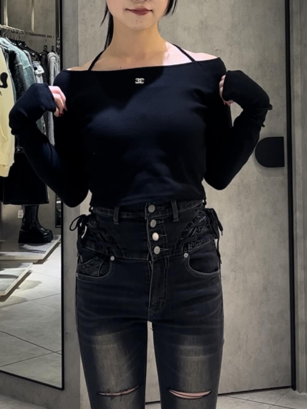 ブラック系のTシャツ/カットソー、ブラック系のデニムパンツ、ブラック系のブーツを着用したレディースの冬コーディネートの5枚目の写真