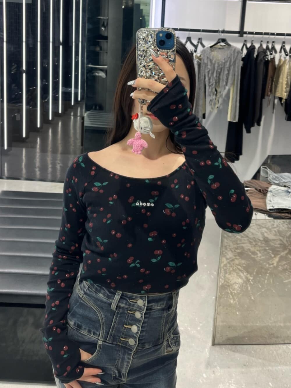 ホワイト系のスニーカー、ブルー系のデニムパンツ、ブラック系のTシャツ/カットソーを着用したレディースの春コーディネートの4枚目の写真