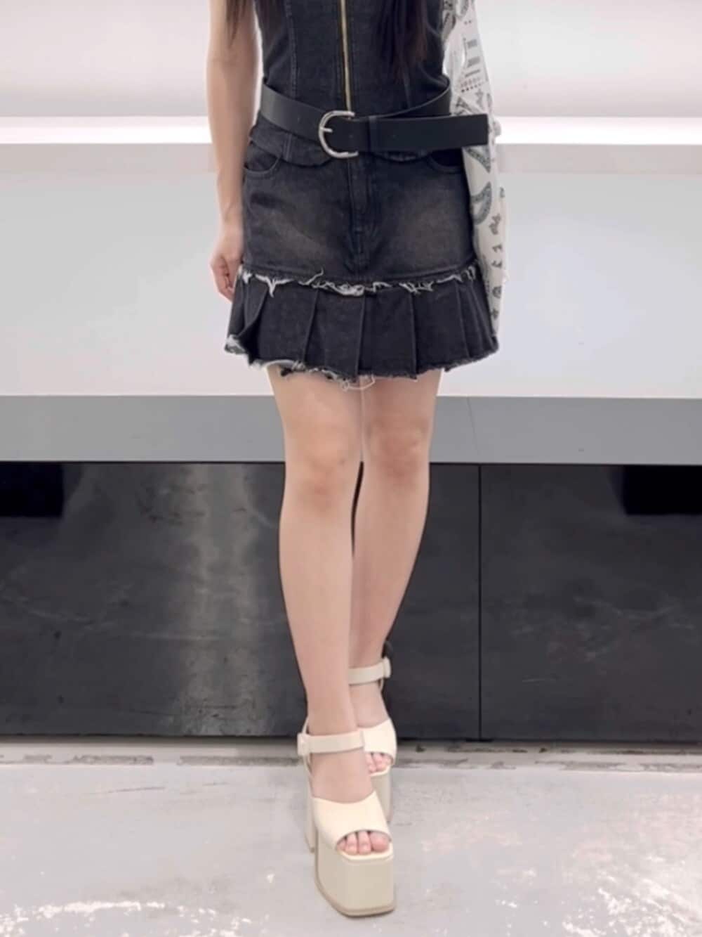 ホワイト系のサンダル、ホワイト系のトートバッグ、ブラック系のワンピースを着用したレディースの春コーディネートの8枚目の写真