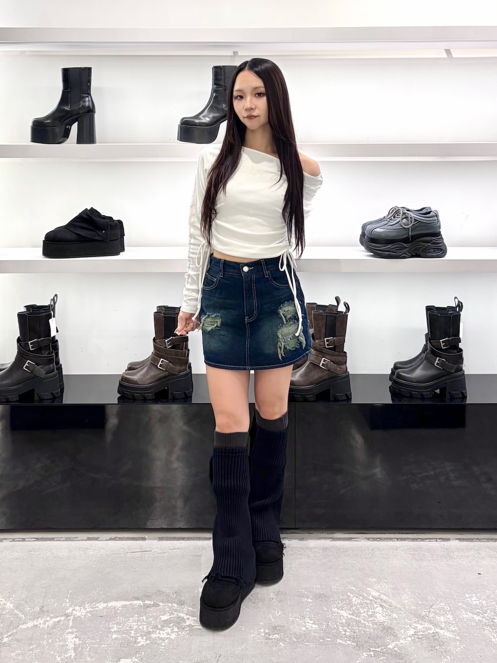 ブルー系のブルゾン、ホワイト系のTシャツ/カットソー、ブラウン系のショルダーバッグを着用したレディースの秋コーディネートの6枚目の写真
