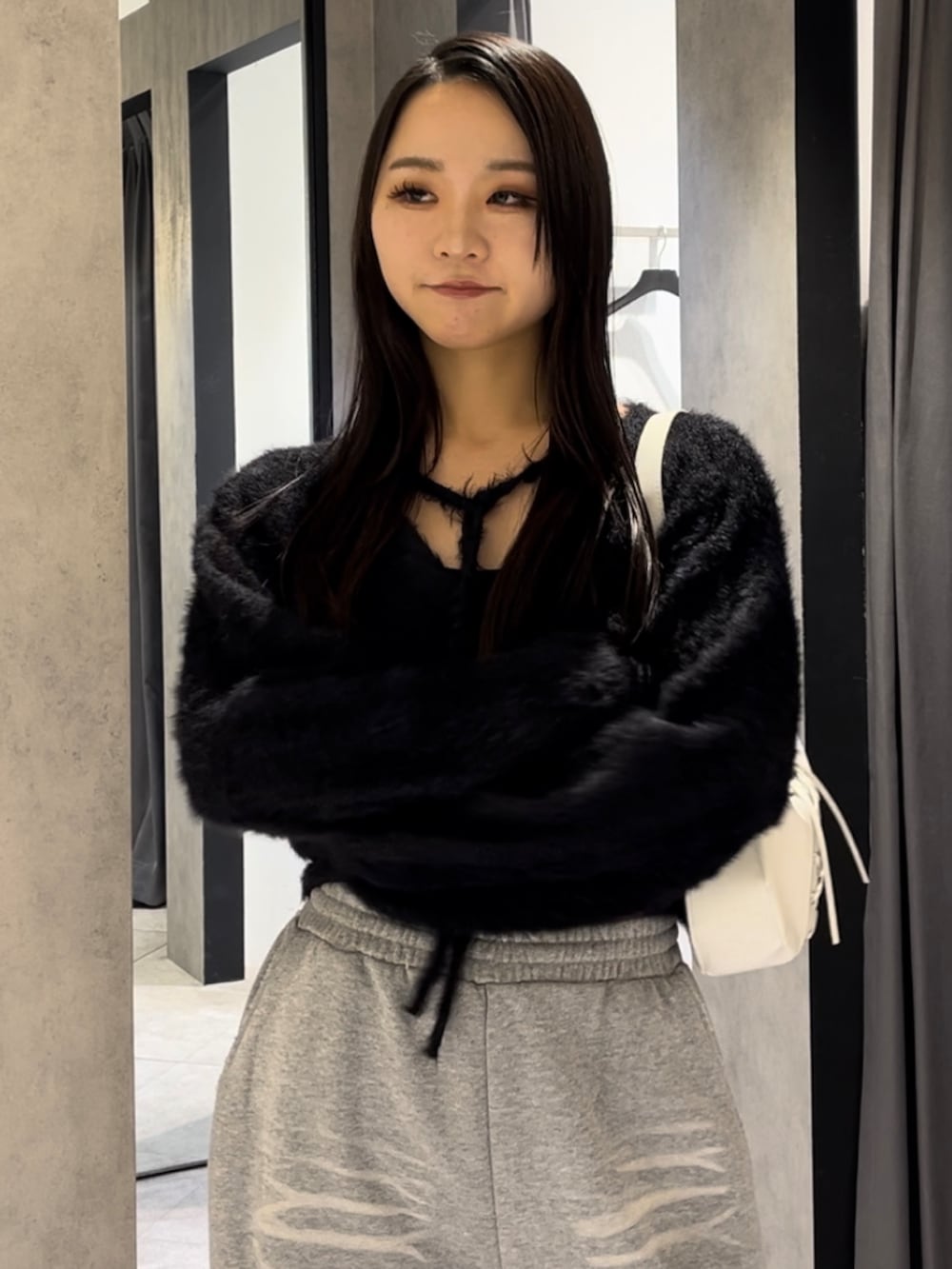 その他のブルゾン、ブラック系のニット/セーター、グレー系のスウェットパンツを着用したレディースの冬コーディネートの6枚目の写真