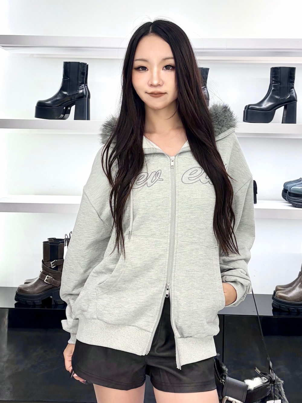 グレー系のパーカー、ブラック系のショルダーバッグ、ブラック系のその他パンツを着用したレディースの秋コーディネートの7枚目の写真