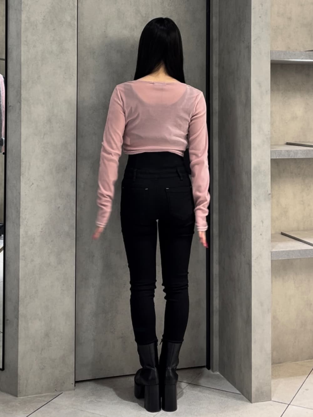 ピンク系のTシャツ/カットソー、ブラック系のデニムパンツ、ブラック系のブーツを着用したレディースの冬コーディネートの4枚目の写真